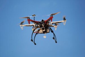 تدريب الصقور على الدرون